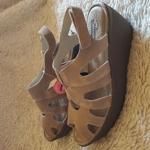 New Women's Skechers Comfort Sandals size 8, taupe suede